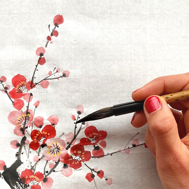 photo d'ambiance d'un détail d'un dessin de fleurs de prunier rouges du stage de peinture sumi-e avec morgane boullier