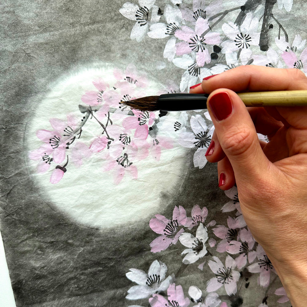 photo d'ambiance d'un détail d'un dessin de fleurs de cerisier roses du stage de peinture sumi-e avec morgane boullier