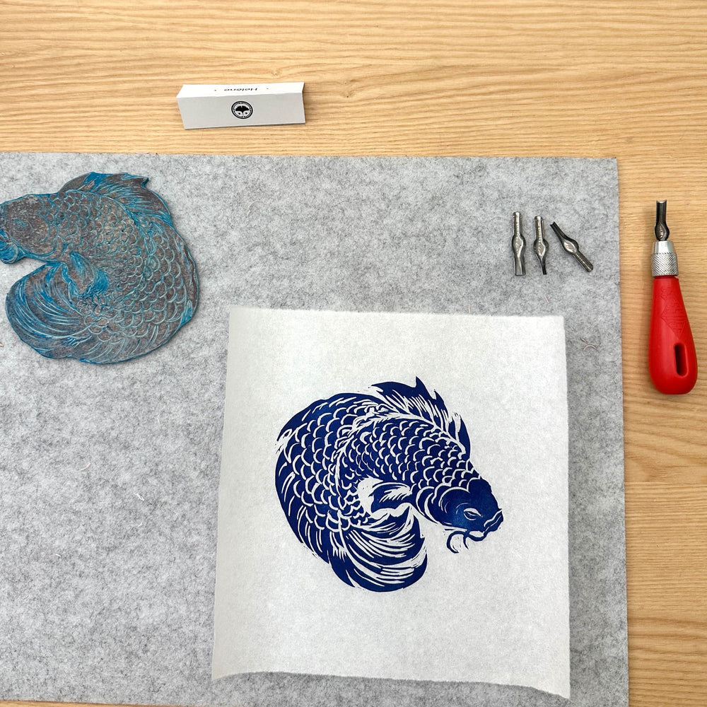photo d'ambiance de l'étape d'impression de motif de carpe koi à l'atelier/stage de linogravure japonaise avec Japanese Linocut à la boutique Adeline Klam