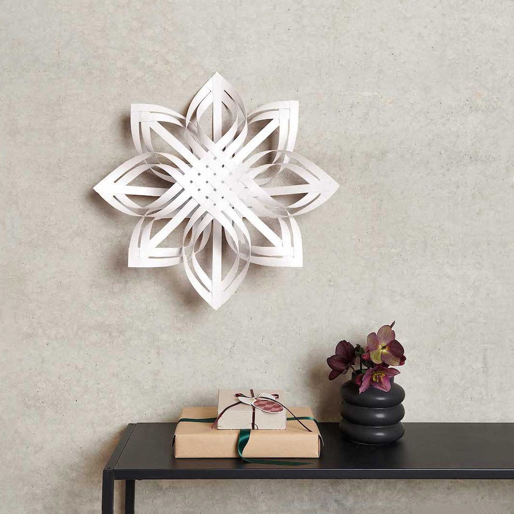 photo d'ambiance de l'étoile à 8 branches en papier pailleté blanc à monter en taille M