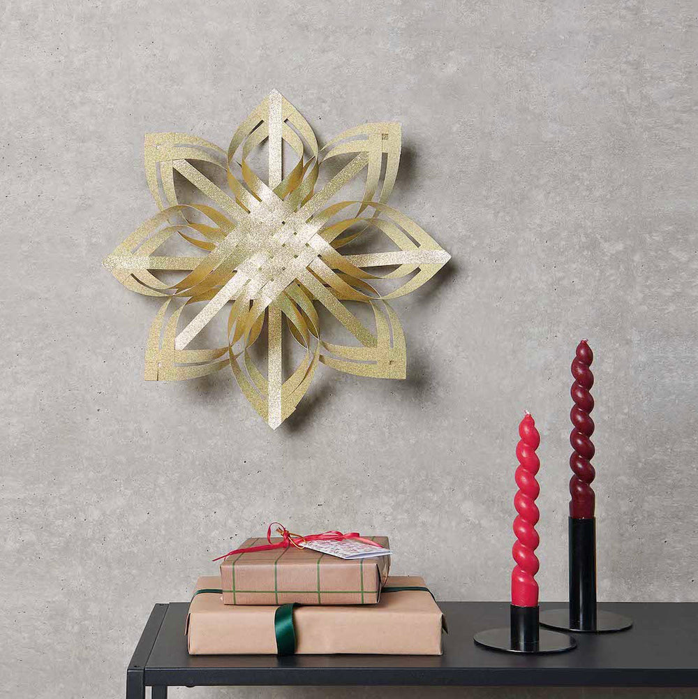 photo d'ambiance de l'étoile à 8 branches en papier pailleté blanc à monter en taille M