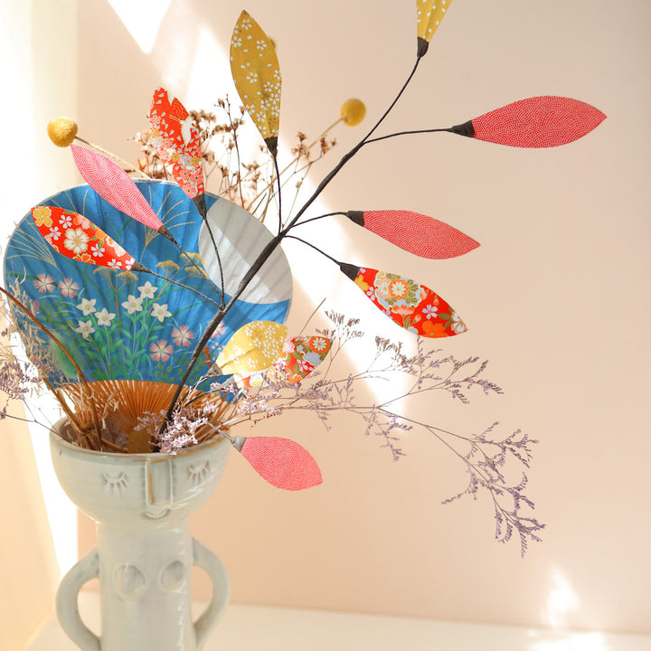 photo d'ambiance du feuillage en papier japonais mis en vase de l'atelier feuillage en papier japonais adeline klam