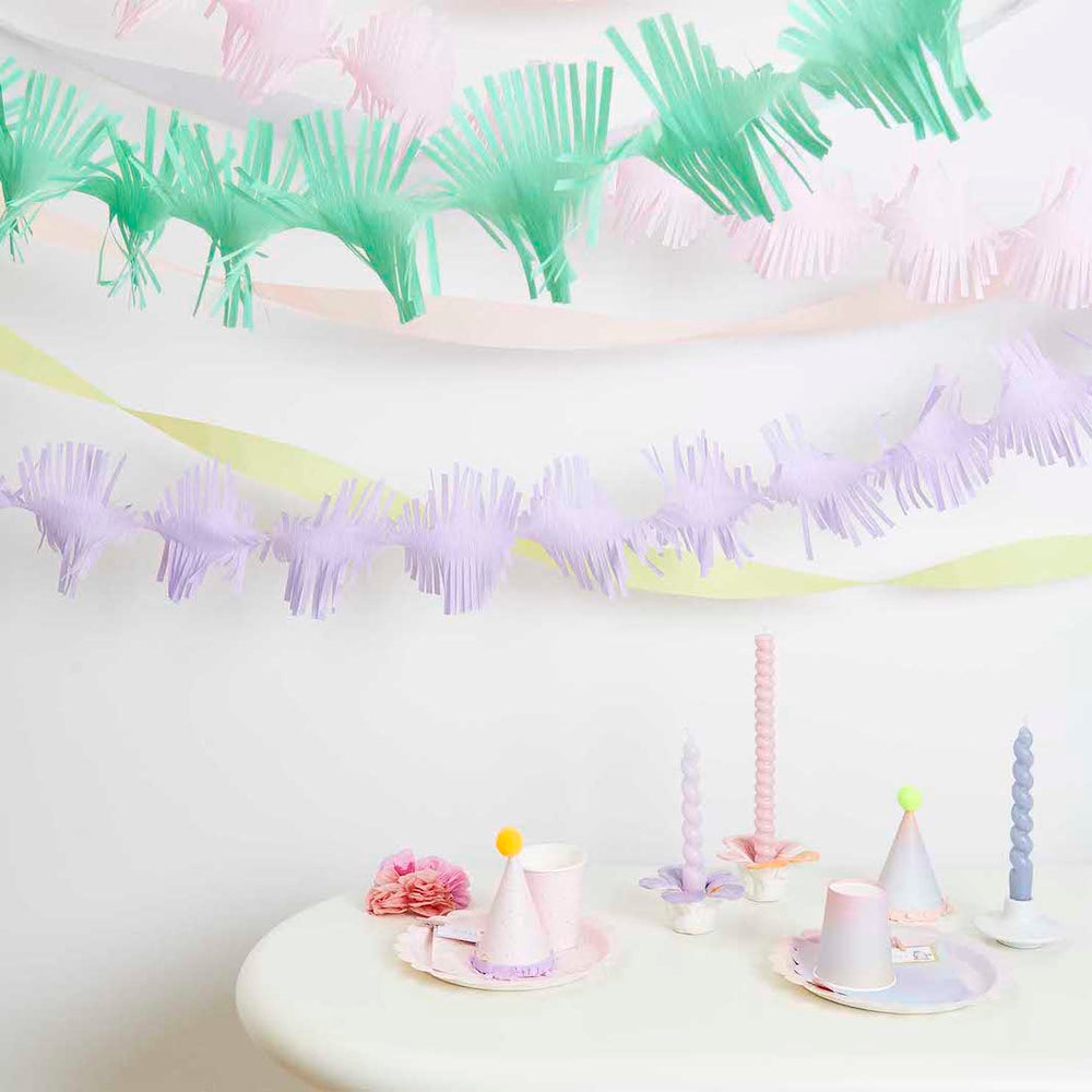 photo d'ambiance du kit de décorations de fête en papier crépon multicolores rico design