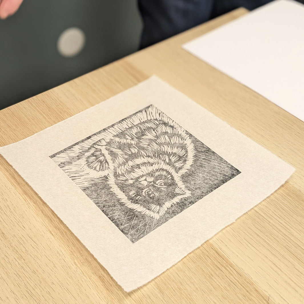 photo d'ambiance d'une linogravure de chat de l'atelier/stage de linogravure japonaise avec Japanese Linocut