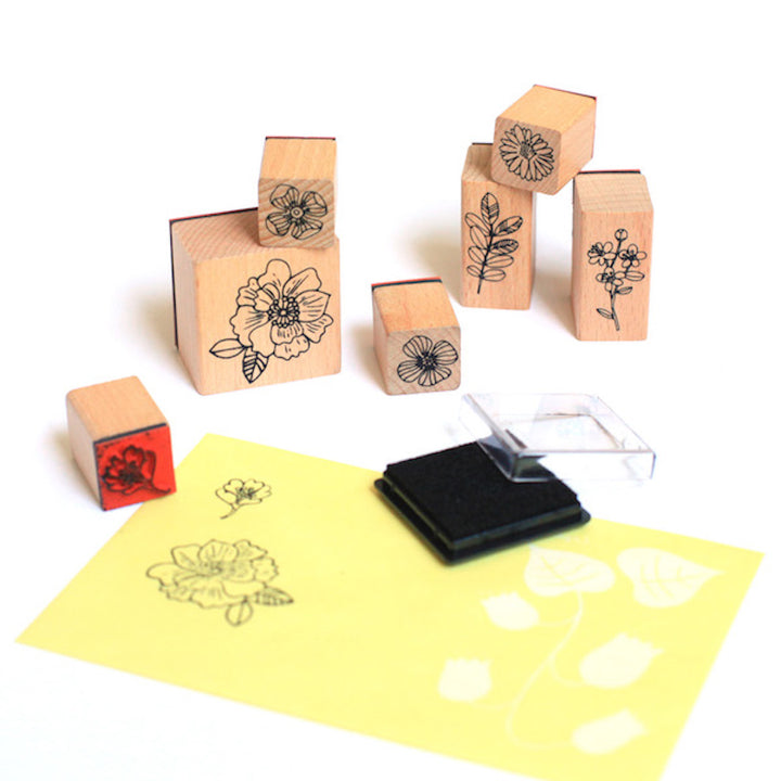 photo d'ambiance des tampons du lot de 7 tampons aux motifs de croquis de fleurs rico design