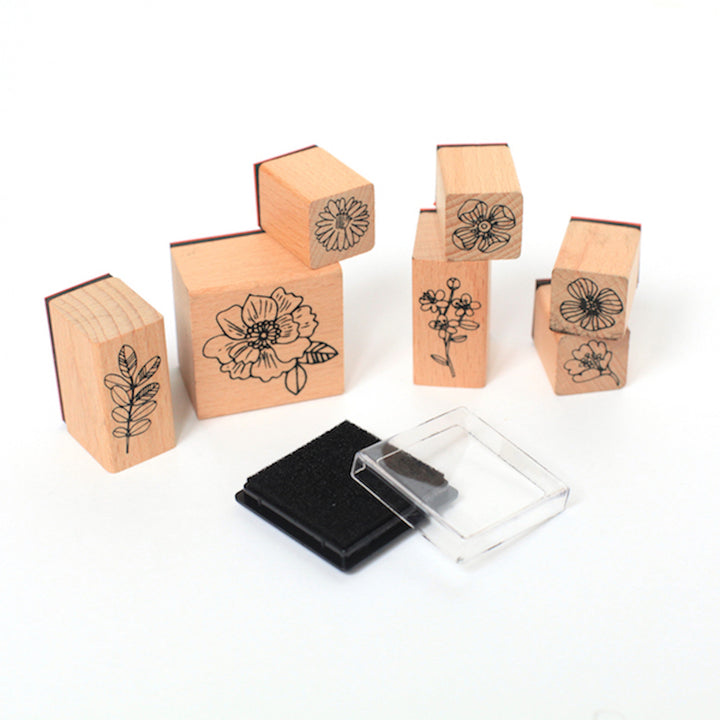 photo d'ambiance des tampons du lot de 7 tampons aux motifs de croquis de fleurs rico design