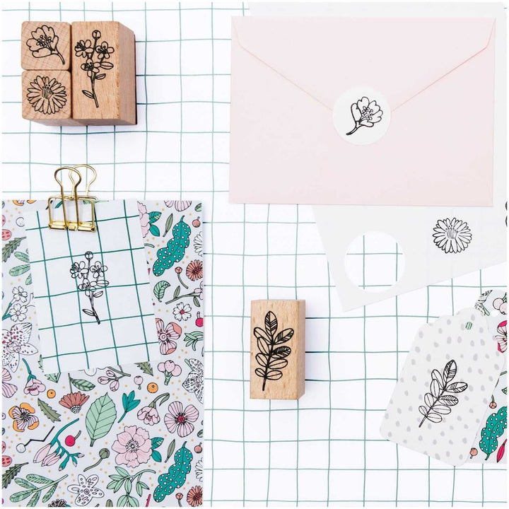 photo d'ambiance des motifs tamponnés du lot de 7 tampons aux motifs de croquis de fleurs rico design