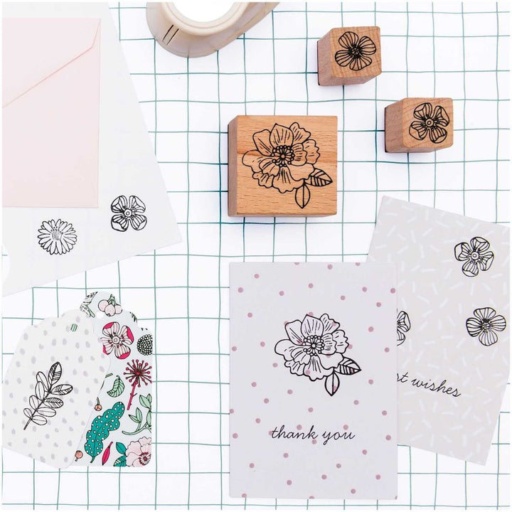photo d'ambiance des motifs tamponnés du lot de 7 tampons aux motifs de croquis de fleurs rico design