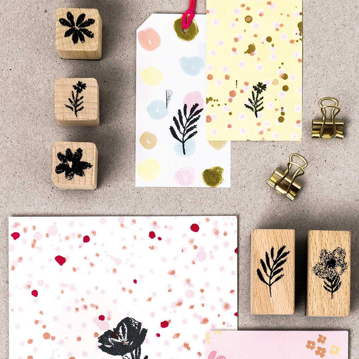 photo d'ambiance du lot de 7 tampons aux motifs de fleurs variées dessinées aux pastels gras rico design
