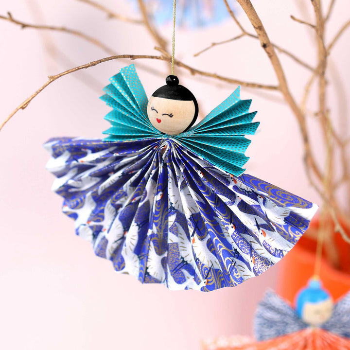 photo d'ambiance du lot de fil et de perles « poupées kokeshi » noires adeline klam