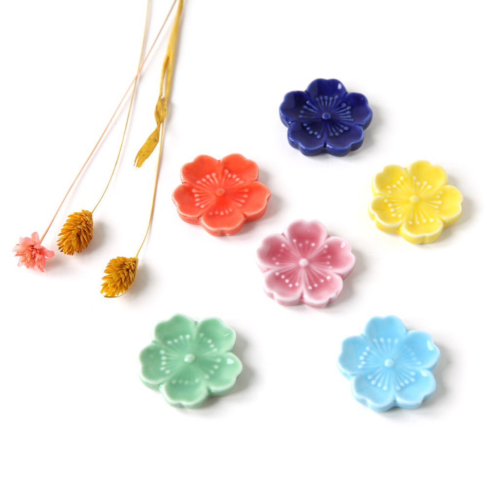 photo d'ambiance des modèles variés des porte-baguettes en forme de sakura 