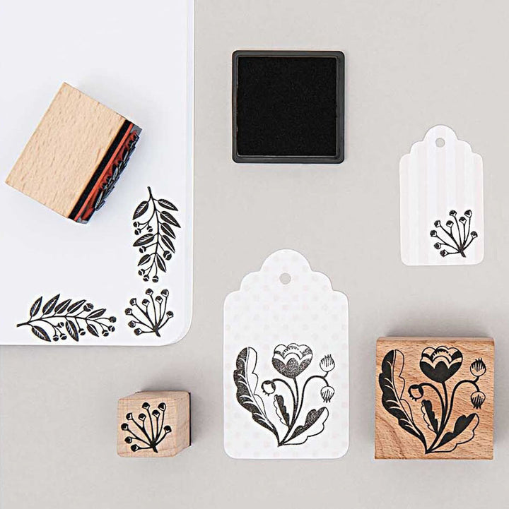 photo d'ambiance des motifs du lot de 5 tampons aux motifs de fleurs et de feuillages scandinaves rico design