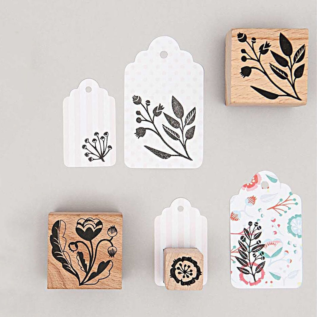 photo d'ambiance des motifs du lot de 5 tampons aux motifs de fleurs et de feuillages scandinaves rico design
