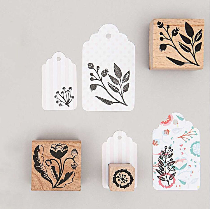 photo d'ambiance des motifs du lot de 5 tampons aux motifs de fleurs et de feuillages scandinaves rico design