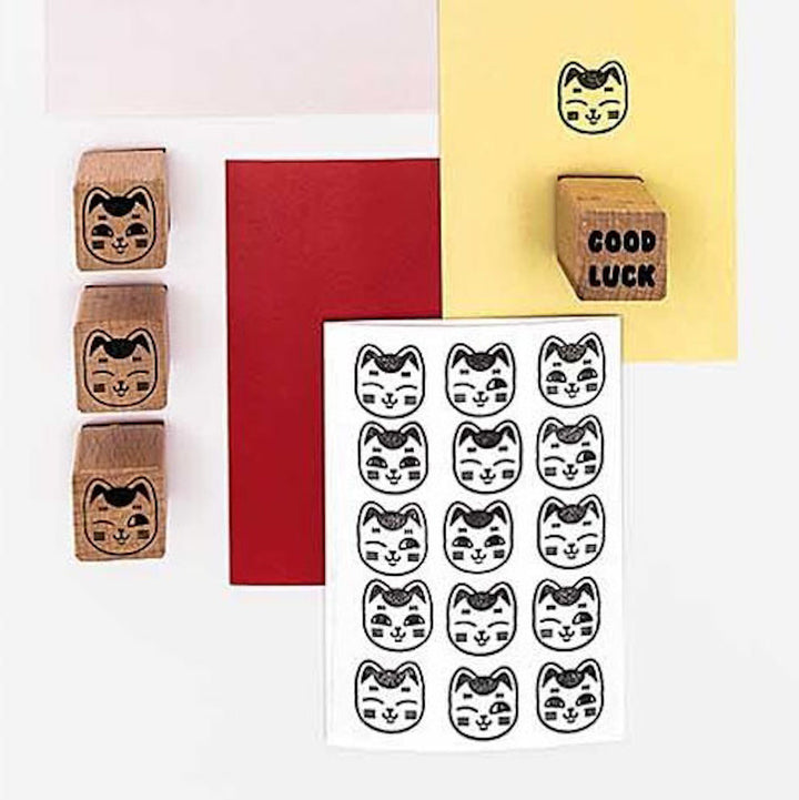 photo d'ambiance du lot de 6 tampons aux motifs de maneki-neko rico design