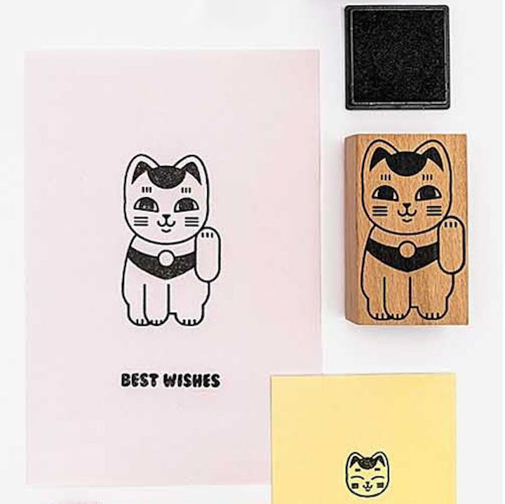 photo d'ambiance du lot de 6 tampons aux motifs de maneki-neko rico design