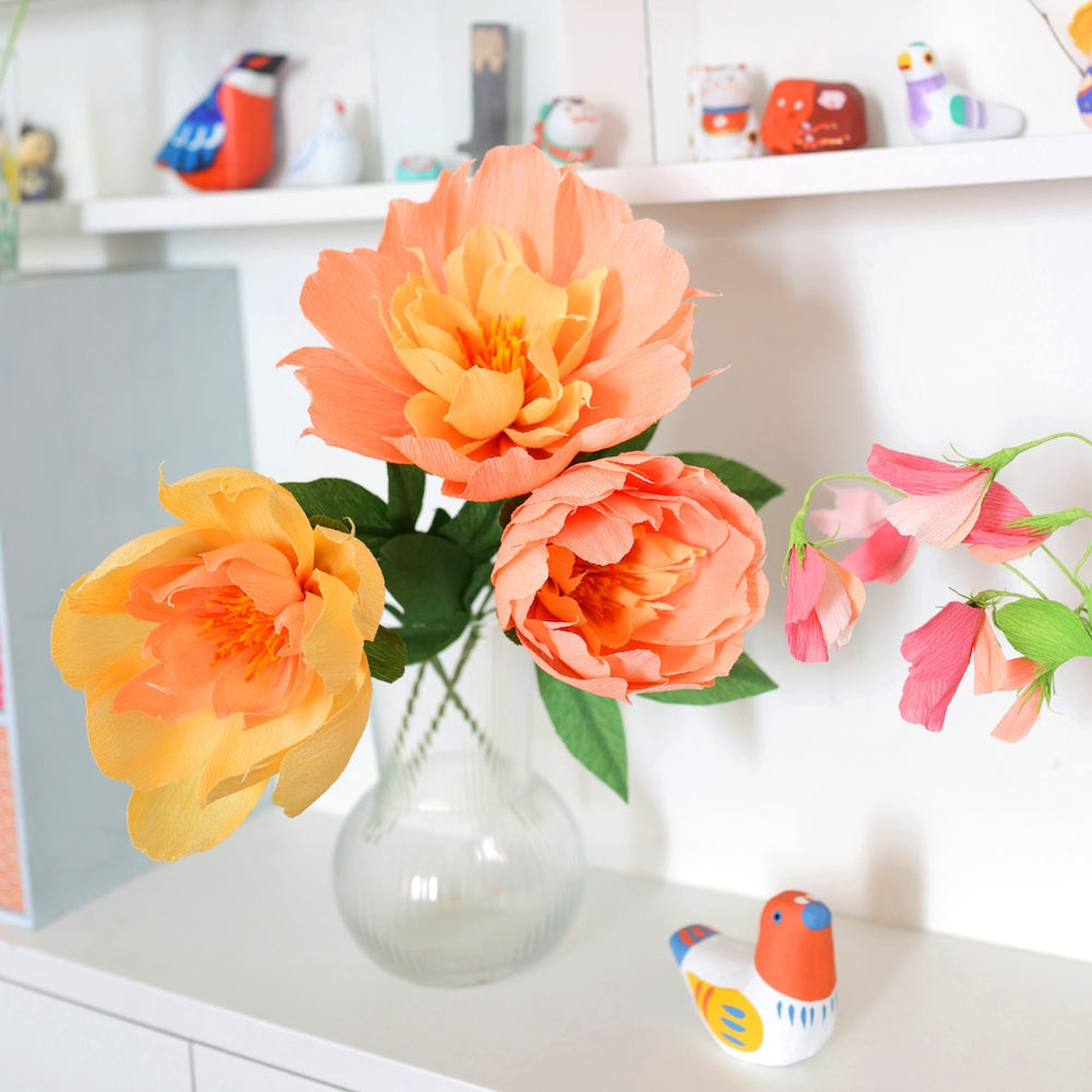 photo d'ambiance des pivoines réalisées mises en vase du kit bouquet de pivoines en crépon dans les tons jaunes, orange, saumons et verts adeline klam