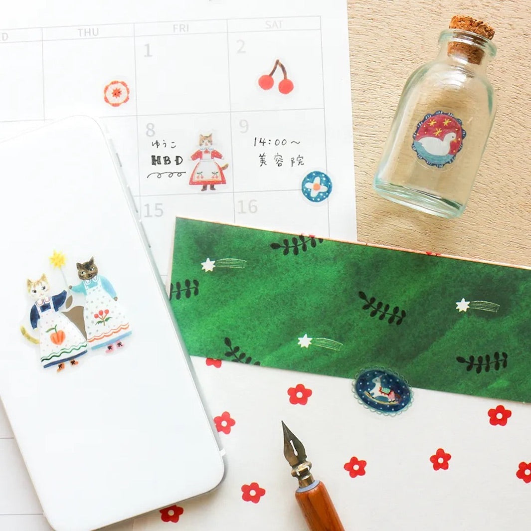 photo d'ambiance de la planche de 55 stickers « cats and buttons » de aiko fukawa pour cozyca products