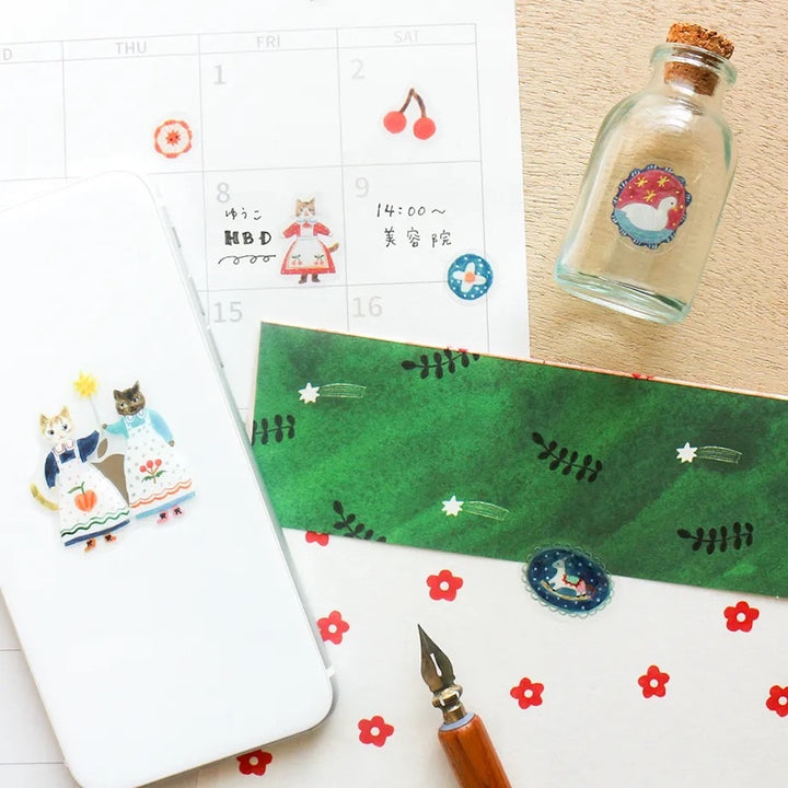photo d'ambiance de la planche de 55 stickers « cats and buttons » de aiko fukawa pour cozyca products