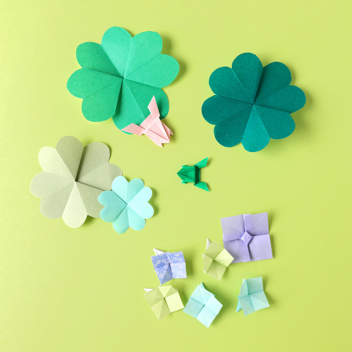 photo d'ambiance des pliages ddu trèfle, de la grenouille et de l'hortensia du livre « l'origami comme par magie » tome 2 d'adeline klam