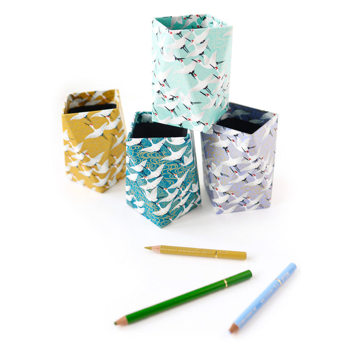 photo d'ambiance de pots à crayons prisme habillés de papiers japonais aux motifs d'envolée de grues M930, M932, M663 et M388 adeline klam