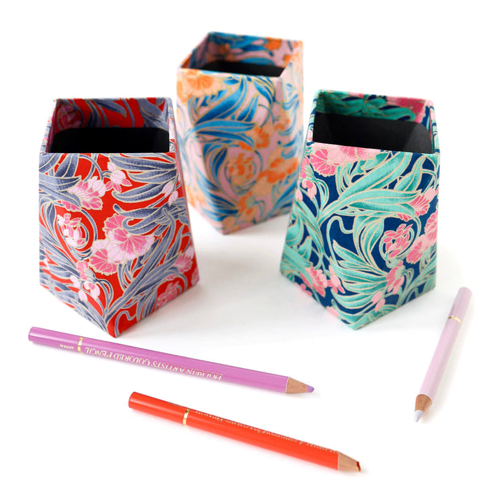 photo d'ambiance de pots à crayons prisme habillés de papies japonais au motif de fleurs art nouveau M1013, M988 et M947 adeline klam