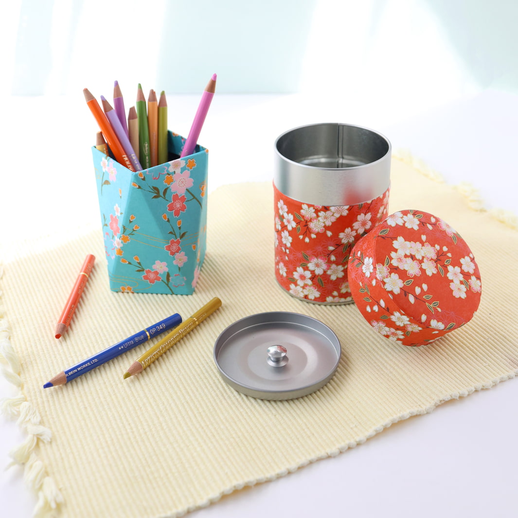photo d'ambiance des réalisation habillées de papier japonais de l'atelier pot à crayons et boîte à thé adeline klam