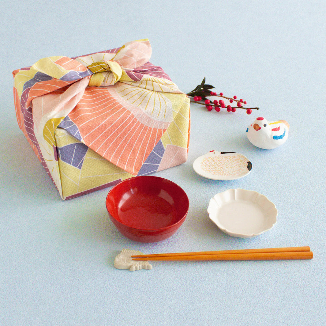 photo ambiance d'emballage de bento réalisé avec le furoshiki 70x70cm aux motifs d'éventails « poudré » dans les tons jaunes, roses, corail, prune et bleus adeline klam x musubi