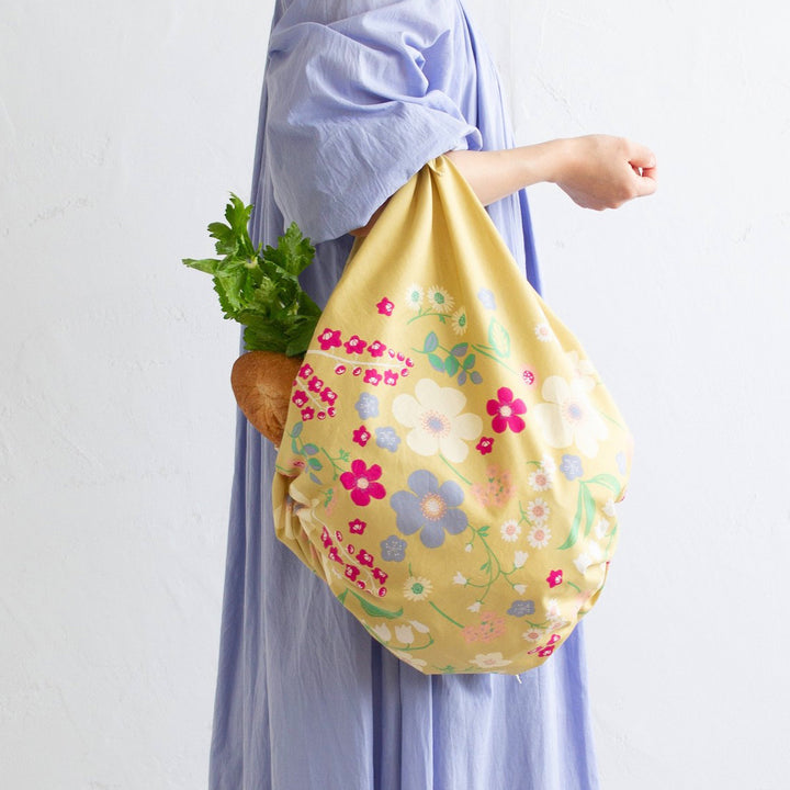 photo d'ambiance d'un sac réalisé avec le furoshiki 100x100cm aux motifs garden « banane » dans les tons jaune banane adeline klam x musubi