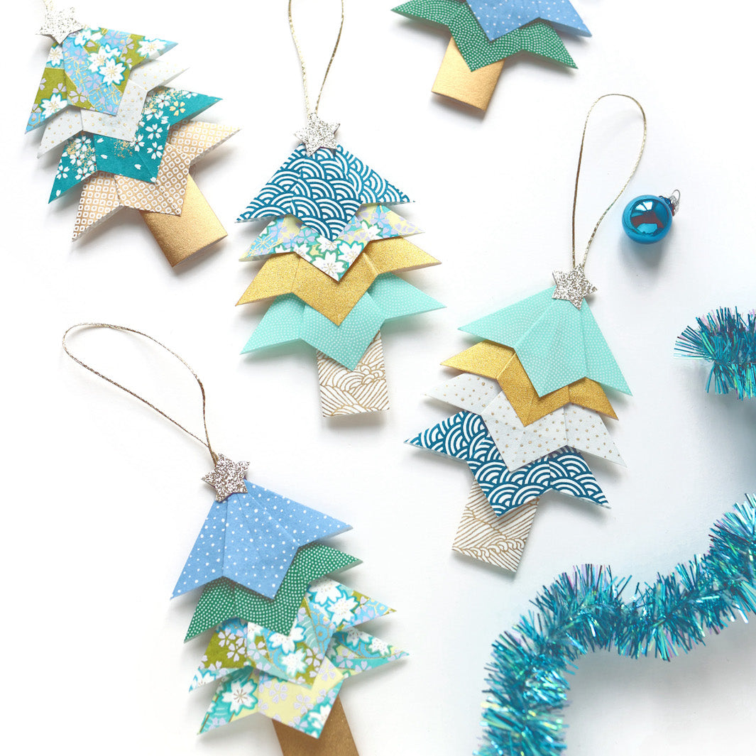 photo d'ambiance des sapins montés du kit sapins à suspendre dans les tons bleus, verts et dorés « forêt » adeline klam