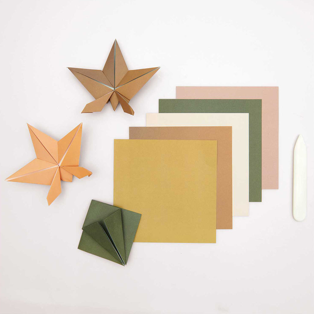 photo d'ambiance de la sélection de couleurs du set de 100 papiers origami unis bicolores dans des tons naturels de 15cm par 15cm rico design