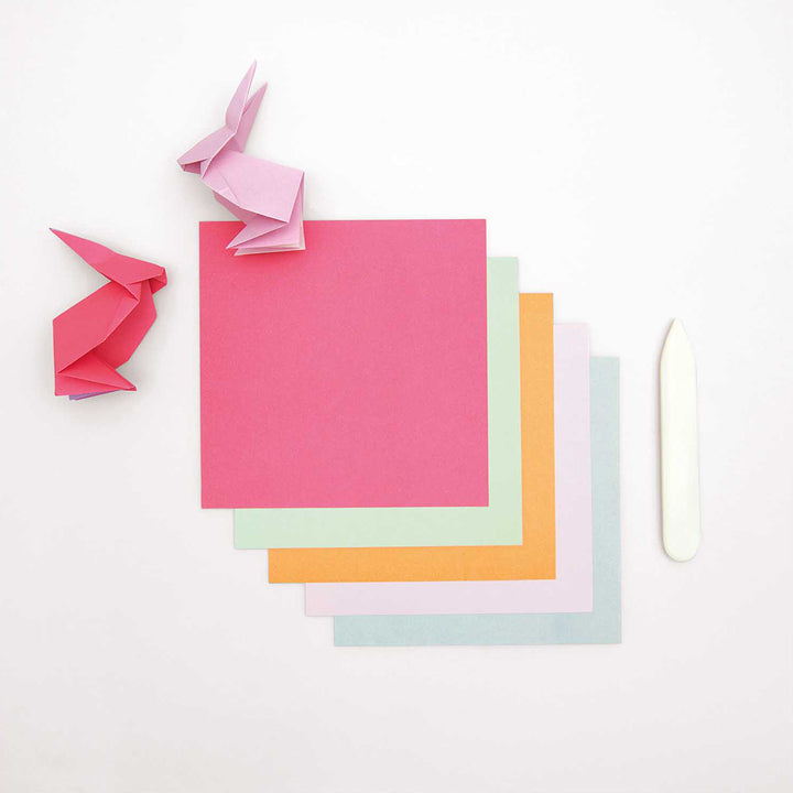 photo d'ambiance de la sélection de couleurs du set de 100 papiers origami unis bicolores dans des tons pastels de 15cm par 15cm rico design