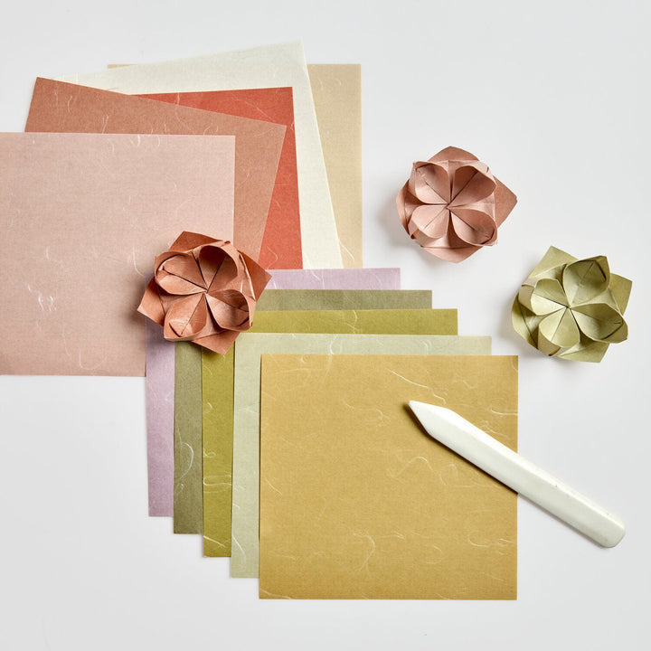 photo d'ambiance du set de 30 papiers origami unis texturés façon unryu  dans des tons naturels et terreux de 15cm par 15cm rico design