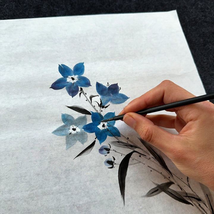 photo d'ambiance d'un dessin de campanules colorées du stage de peinture sumi-e « campanules » en avec morgane boullier