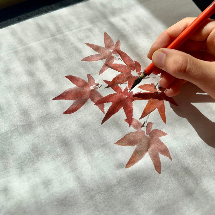 photo d'ambiance d'un dessin de feuilles d'érable du Japon colorées du stage de peinture sumi-e « érable » en avec morgane boullier