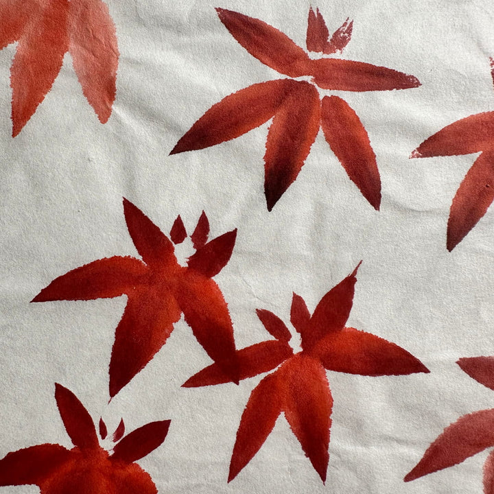 photo d'ambiance d'un dessin de feuilles d'érable du Japon colorées du stage de peinture sumi-e « érable » en avec morgane boullier