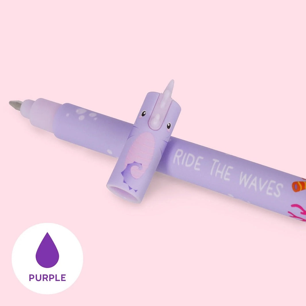 photo d'ambiance du stylo gel effaçable en forme d'hippocampe mauve à l'encre violette et à la pointe 0,7mm legami