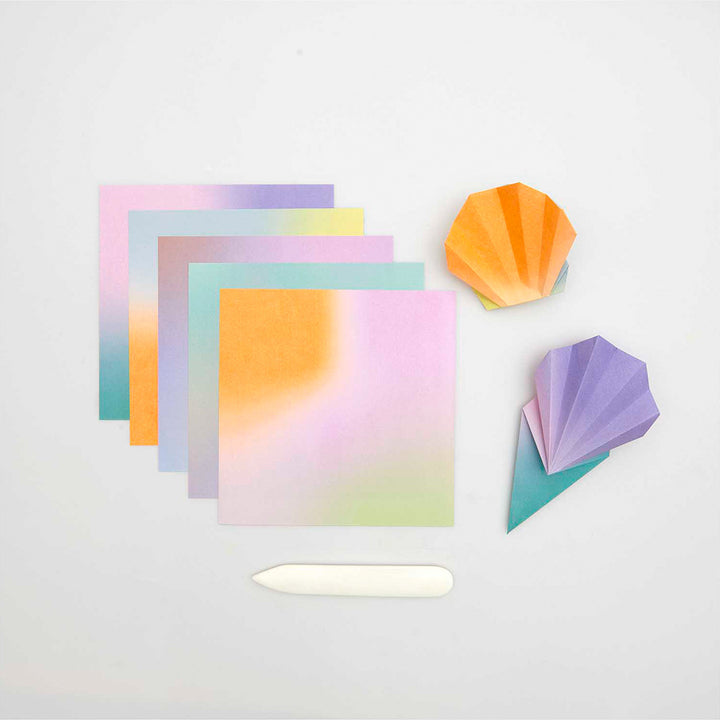 photo d'ambiance d'utilisations du set de 100 papiers origami unis aux dégradés aléatoires de 15cm par 15cm rico design