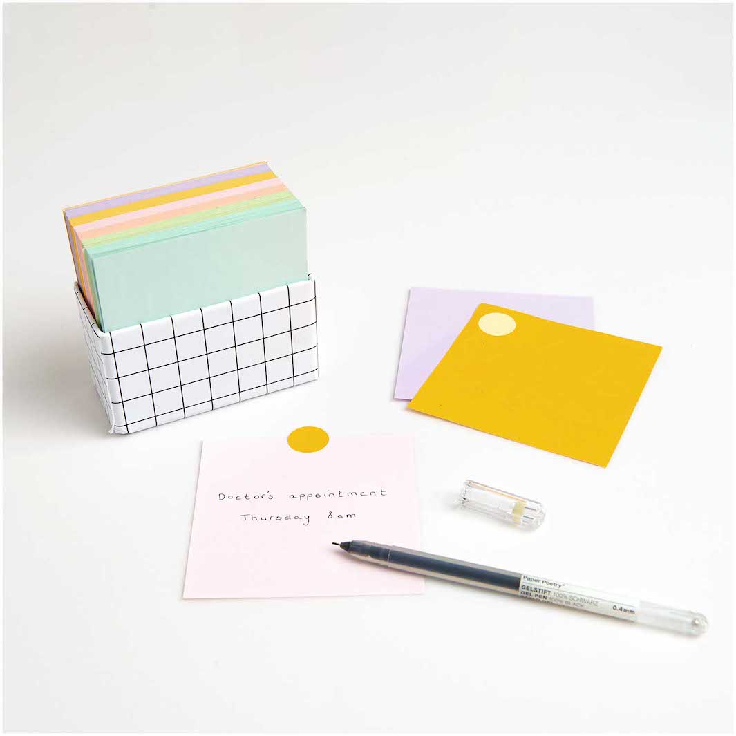 photo d'ambiance des utilisations du set de 400 papiers origami unis dans des tons multicolores pastels de 9cm par 9cm rico design