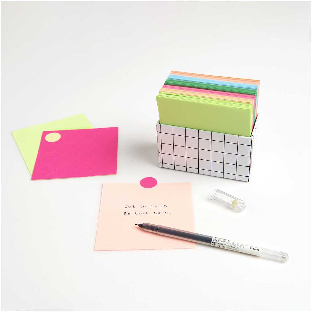 photo d'ambiance des utilisations du set de 400 papiers origami unis dans des tons multicolores vifs de 9cm par 9cm rico design