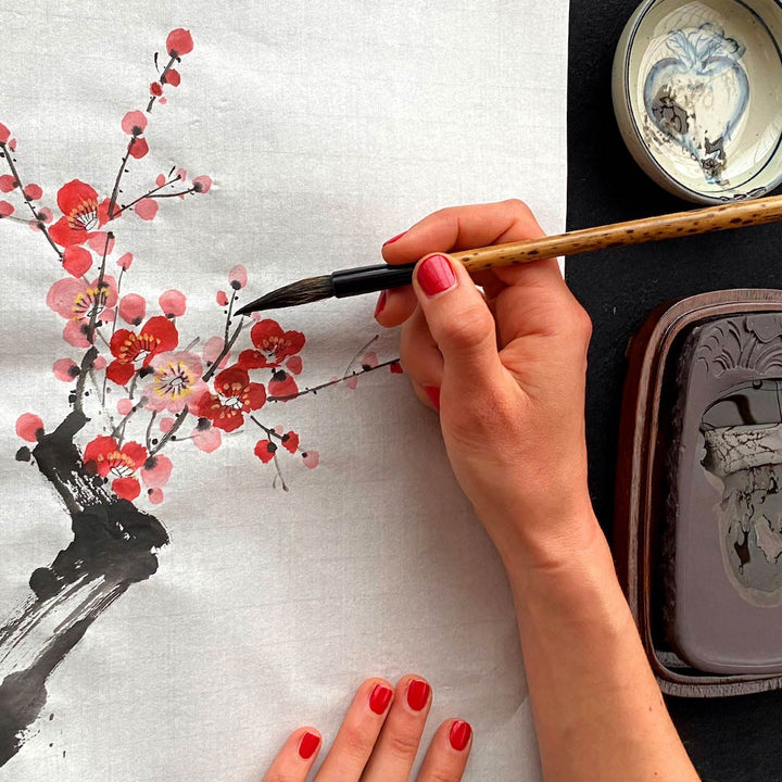 photo d'ambiance d'une vue d'ensemble d'un dessin de fleurs de prunier rouges du stage de peinture sumi-e avec morgane boullier