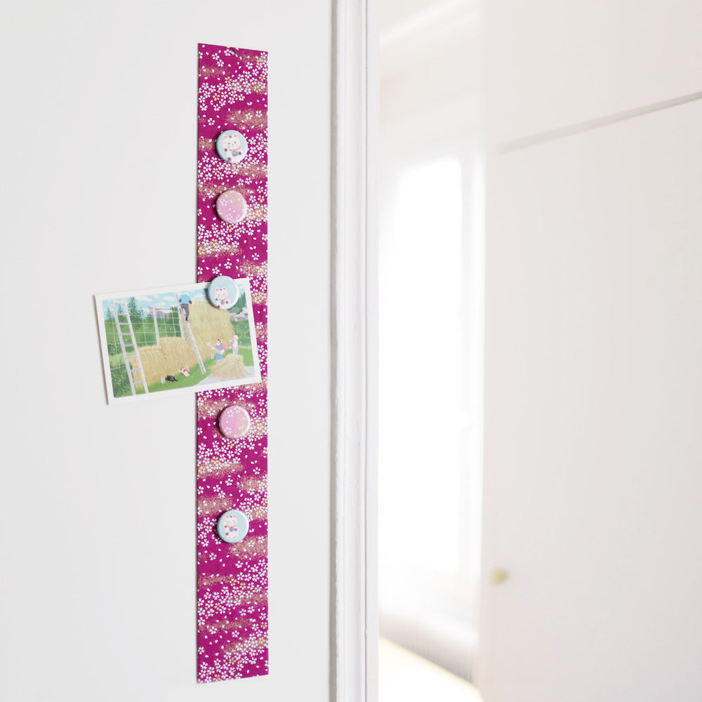 photo d'ambiance avec une vue d'ensemble du pêle-mêle tapissé du papier japonais aux motifs de fleurs au vent violet pourpre M985 adeline klam