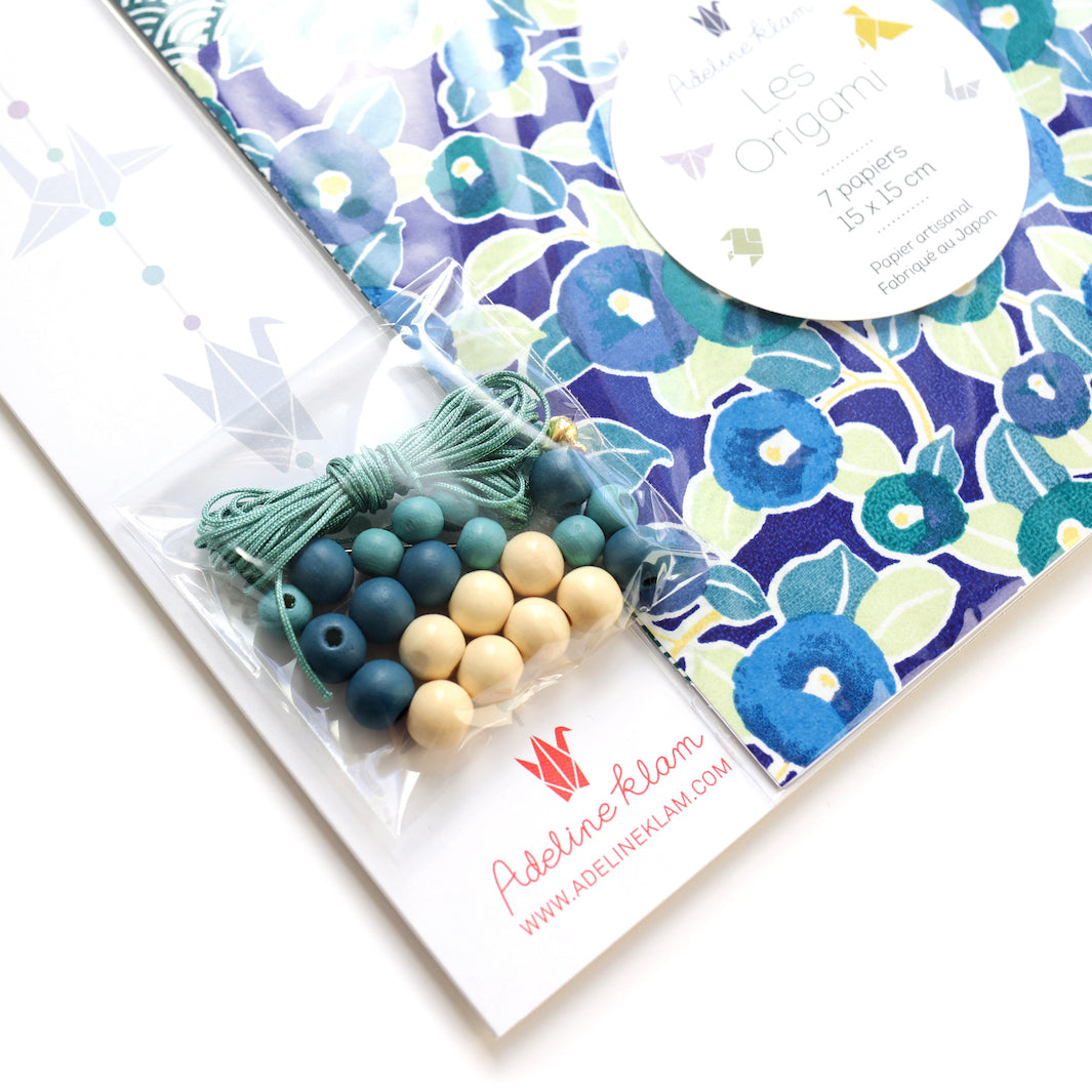 photo d'un détail du packaging de la guirlande montée du kit guirlande de grues en origami dans les tons bleu nuit, bleu marine et bleu canard « nocturne » Z13 adeline klam 