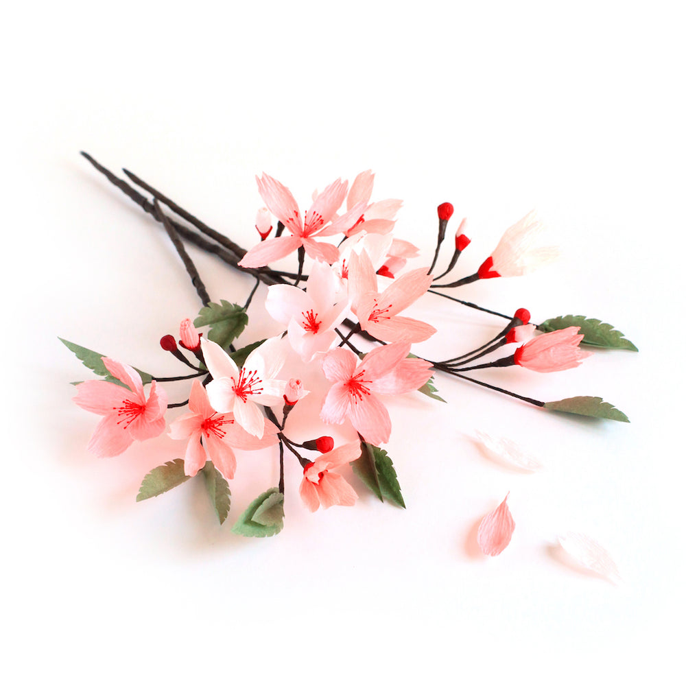 photo packshot des 3 branches montées du kit 3 branches de fleurs de cerisier en crépon dans les tons roses, rouges et verts adeline klam 