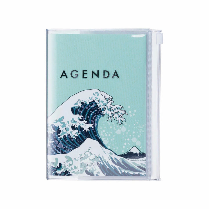 photo packshot de l'agenda 2026/2027 (16 mois) au format A6 de la marque mark's avec un motif de vague d'hokusai dans les tons vert d'eau 