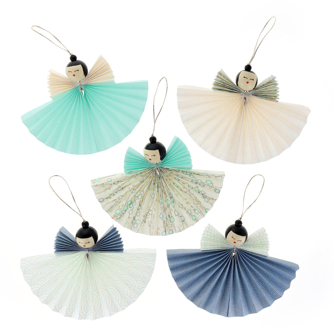 photo packshot des anges montés du kit anges accordéon bleu gris, vert d'eau et blanc nacré « banquise » adeline klam