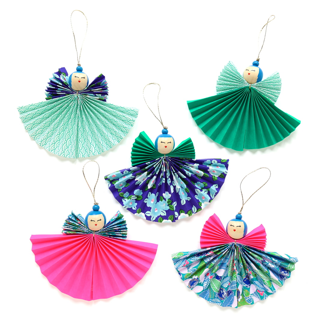 photo packshot des anges montés du kit anges accordéon dans les tons bleu nuit, bleu canard, vert menthe et rose vif « fantastique » adeline klam