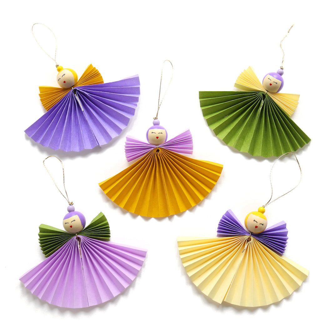 photo packshot des anges montés du kit anges accordéon jaune moutarde, vert prairie, violets et lilas « primevère » adeline klam