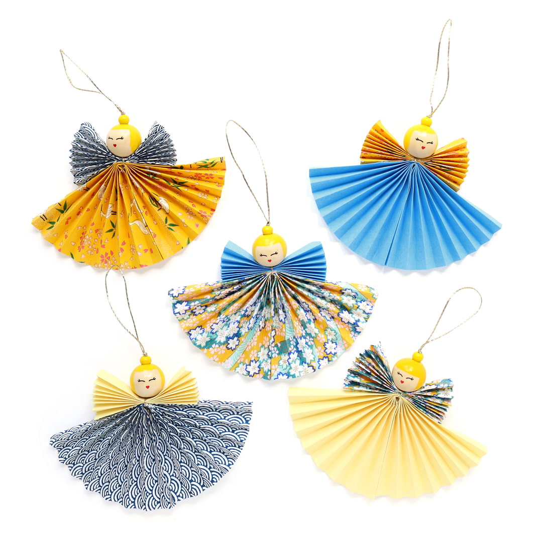photo packshot des anges montés du kit anges accordéon dans les tons jaune pâle, jaune moutarde, bleu pervenche, bleu marine et turquoise « horizon » adeline klam