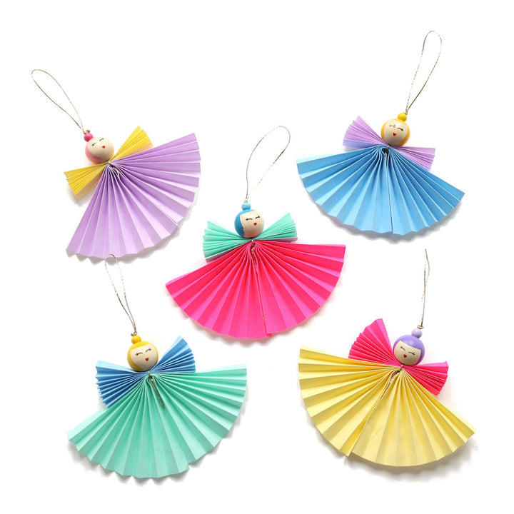 photo packshot des anges montés du kit anges accordéon lilas, bleu pervenche, rose fluo, jaune canari et vert d'eau « confettis » adeline klam